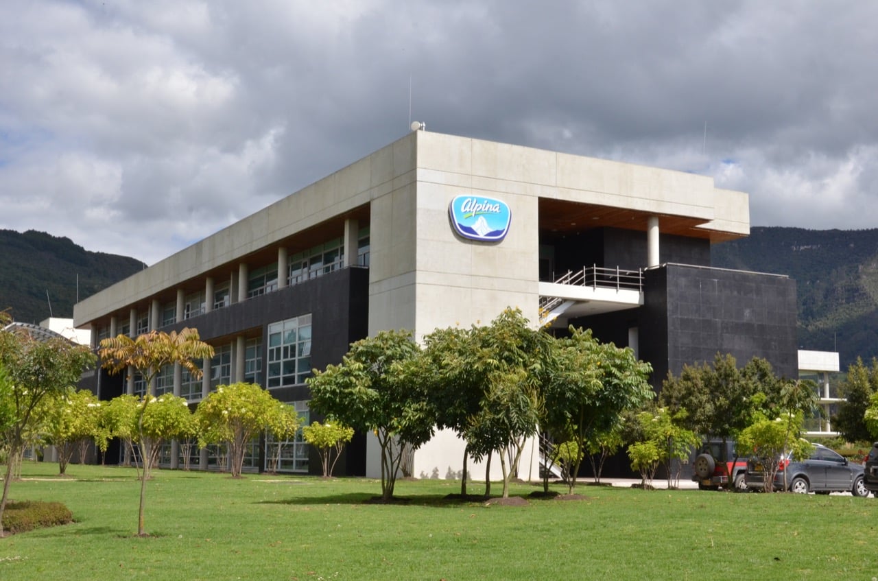 Ministerio de Trabajo ordena suspensión parcial en planta de Alpina por presuntos riesgos laborales.