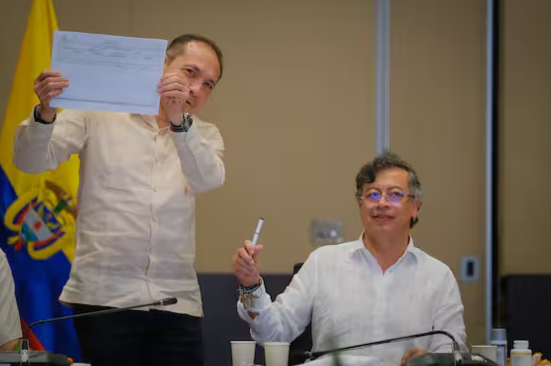 Gustavo Petro firma iniciativa para convocar una Asamblea Constituyente en consejo de ministros.