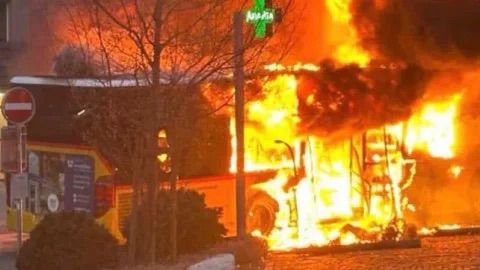 Horror en un bus de Suiza: hombre se prende fuego y desata tragedia con muertos y heridos.