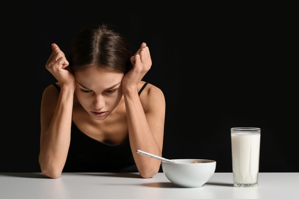 Comer para callar las emociones: el silencioso problema detrás de los atracones.