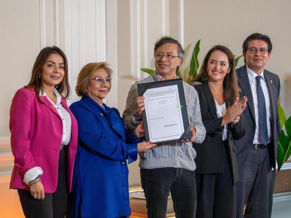 Colombia oficializa política exterior feminista mediante decreto del Gobierno.