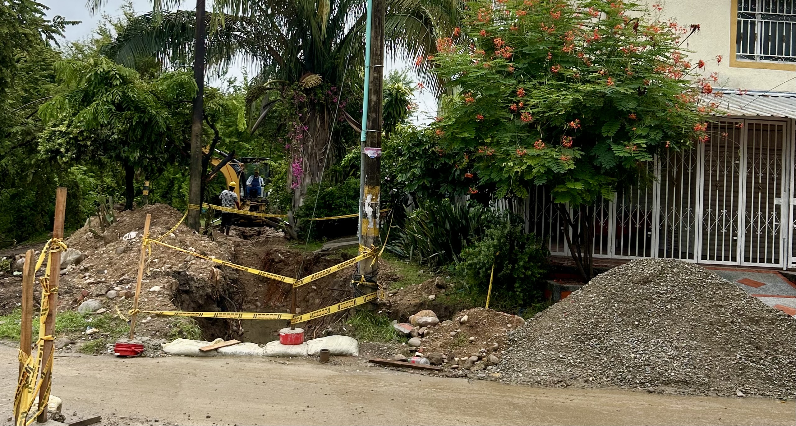 Obras de alcantarillado colapsan la movilidad entre los barrios de Bellavista y Manzanares, en el sur de Neiva.
