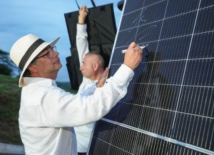 Petro destaca crecimiento de la energía solar y plantea transición total hacia fuentes limpias en Colombia.