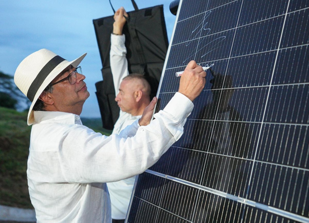 Petro destaca crecimiento de la energía solar y plantea transición total hacia fuentes limpias en Colombia.
