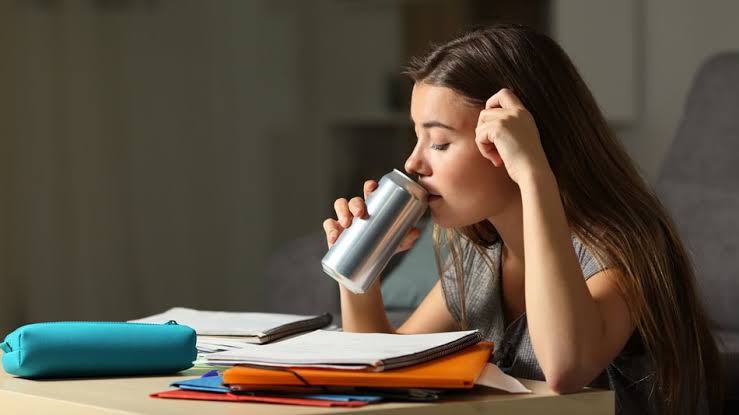 Alertan sobre riesgos de bebidas energéticas en adolescentes: autoridades estudian restringir su venta a menores.